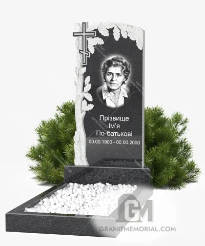 Памятник с резным крестом и деревом