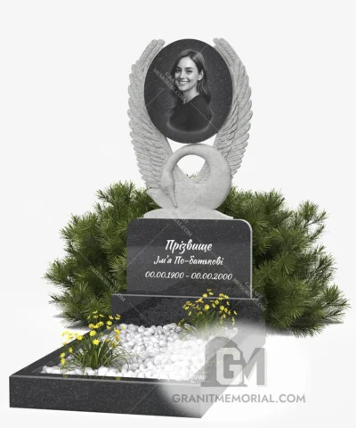 Памятник с резными крыльями