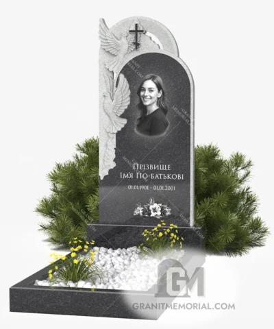 Памятник с резными голубями